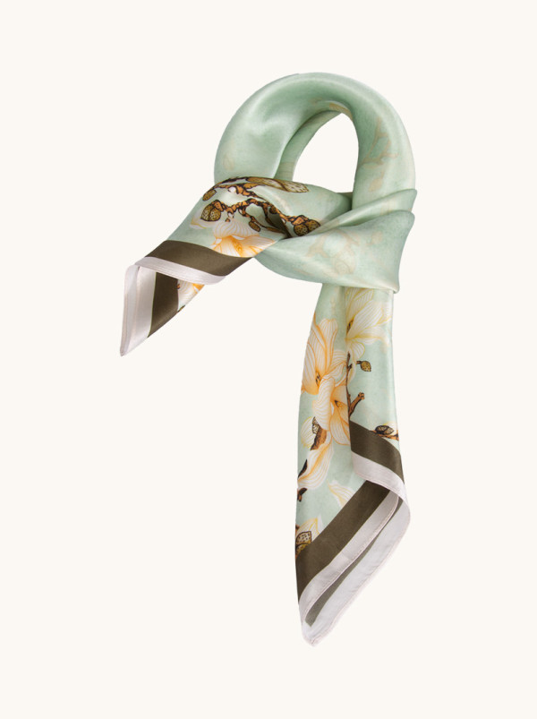 Jedwabna apaszka Cisza pod Magnolią 68cm x 68cm